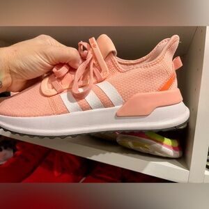 ADIDAS Peach Kids/Mens 5, Women’s 6.5 worn once